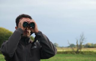 Técnico de la Fundación Artemisan observando aves cinegéticas
