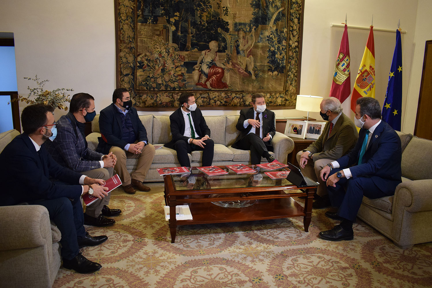 Reunión presentación del informe sobre opiniones de la caza en castilla la mancha de GAD3 al presidente Emiliano García Page