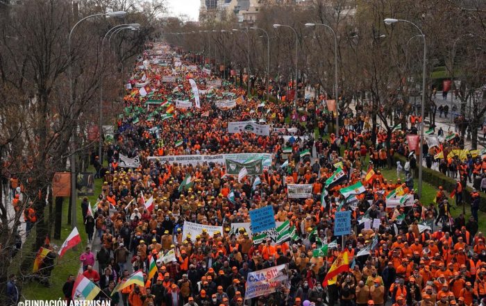 Cazadores en Madrid, marea naranja en la manifestación por el mundo rural