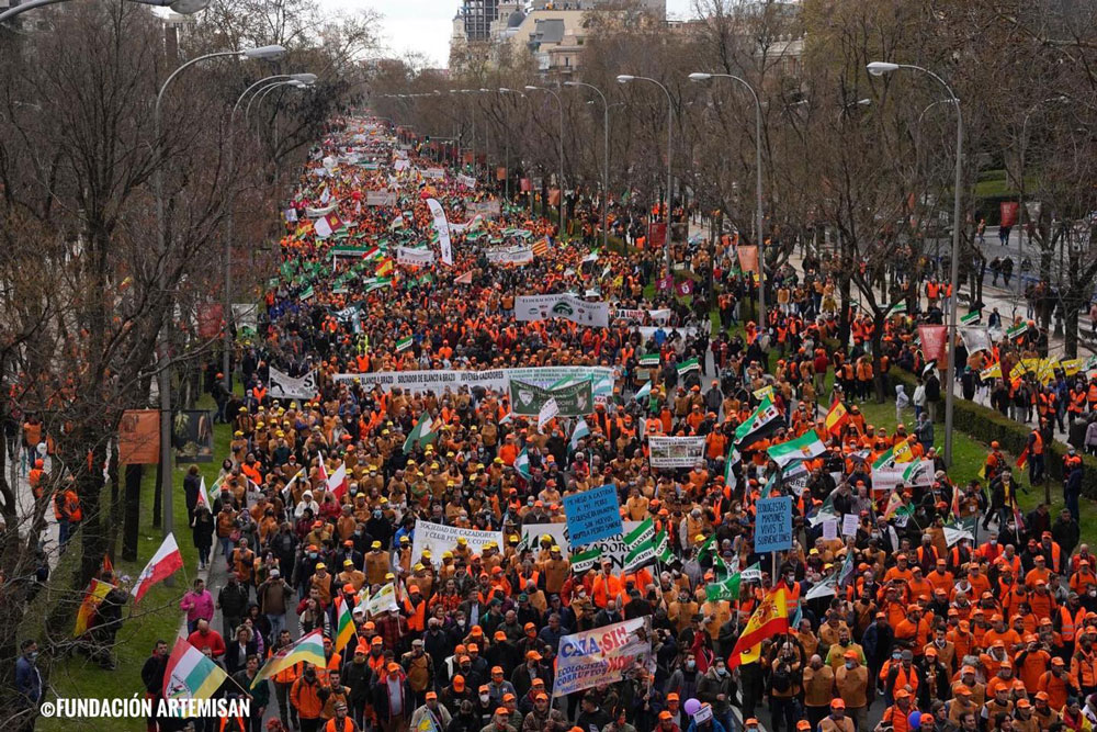manifestación 20 de marzo en Madrid caza naranja