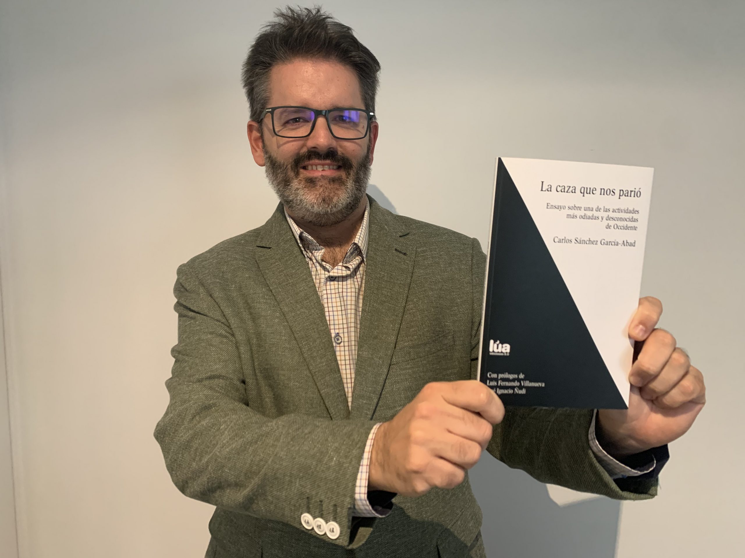 Carlos sanchez publica su primer ensayo la caza que nos pario