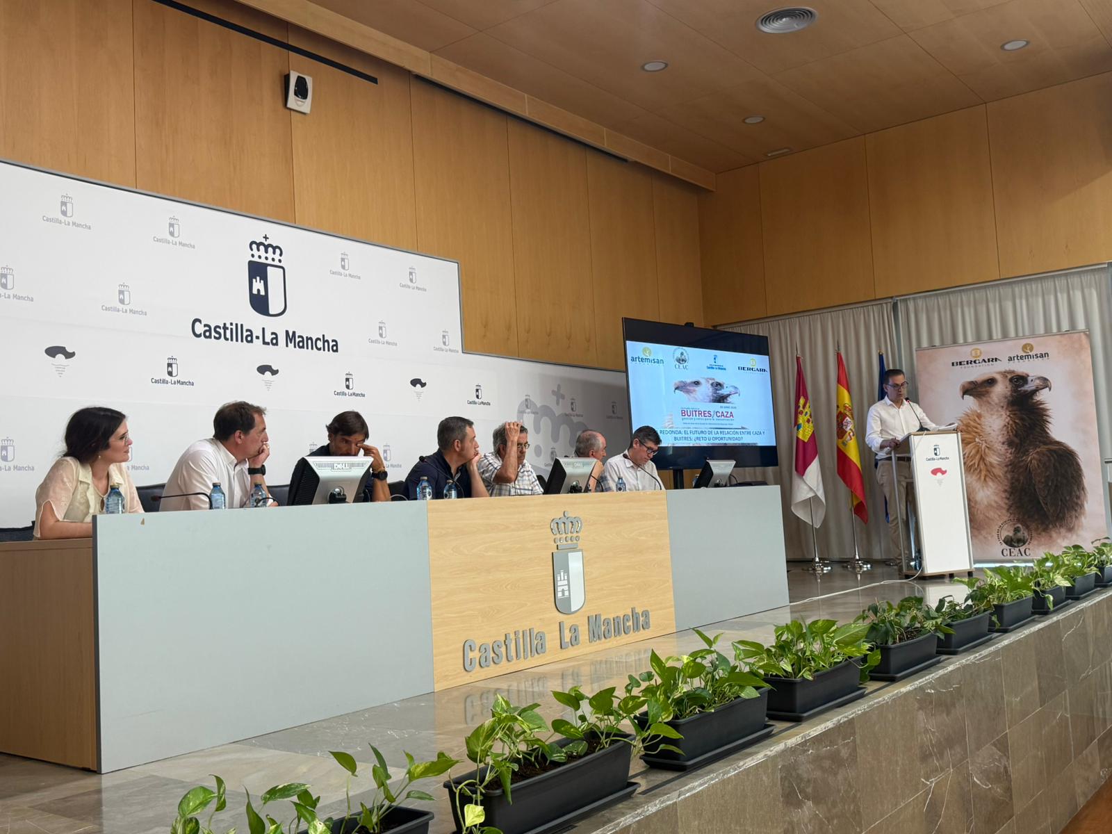 mesa redonda buitres y caza